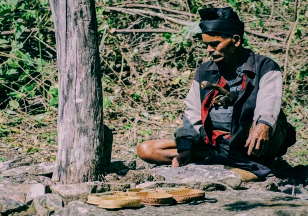 Mr. Lunggu Randa is performing a traditional ritual in front of the Katoda in the Wundut Traditional Forest. (KOPPESDA)