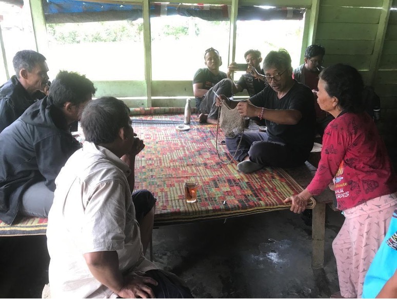 Menoken at a lapo tuak in Parbaba Dolok, Samosir 