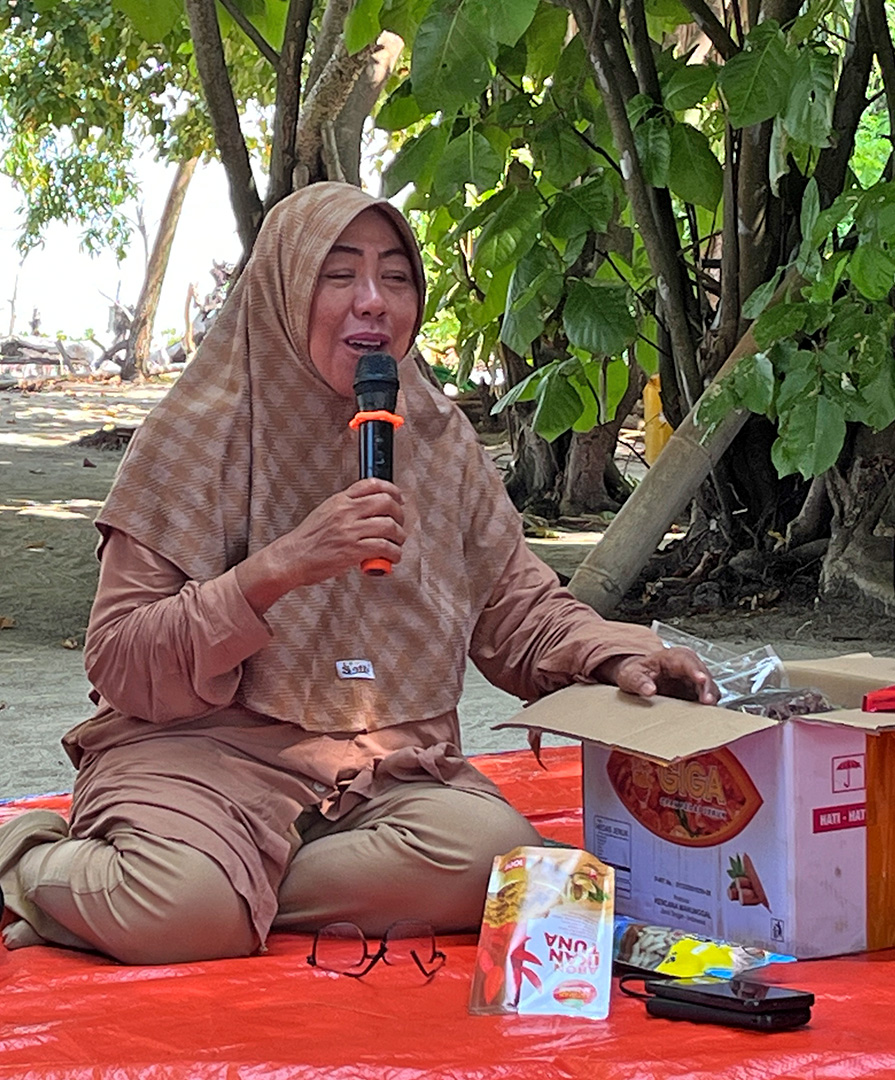 Nuraeni, the founder of the Fatimah Az-Zahra Women's Fishermen Group (Kelompok Wanita Nelayan), shared the burdens faced by fishermen who rely on punggawa or moneylenders for loans to go fishing
