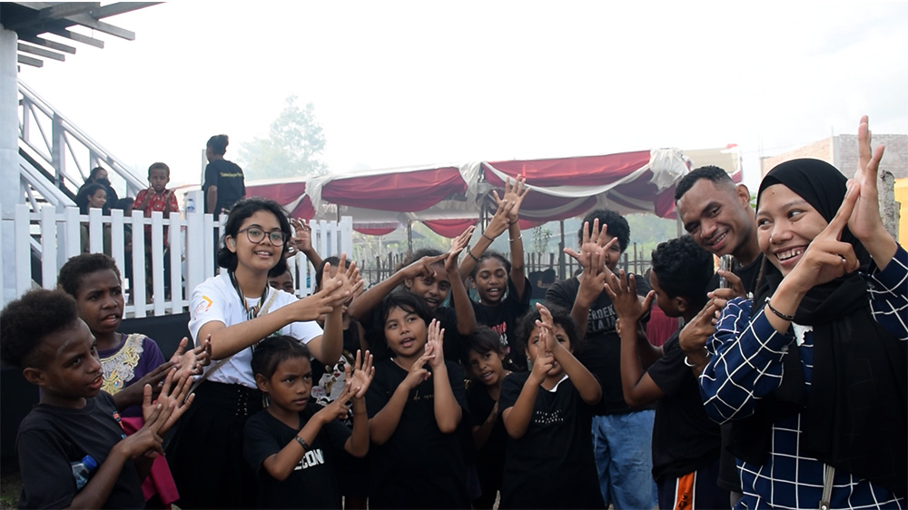 Deaf communities from Bogor, Merauke, and Sorong teach letters in Indonesian Sign Language to the students at Sekolah Alam Papua Paradise Center.