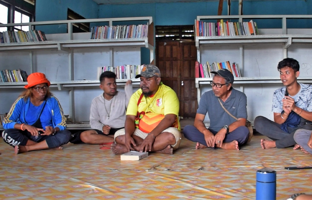 Nokeners visit the Boven Reading House in Boven Digoel Regency, a wonderful initiative run by teacher Daniel S. Soge where children can explore books and develop their reading skills.