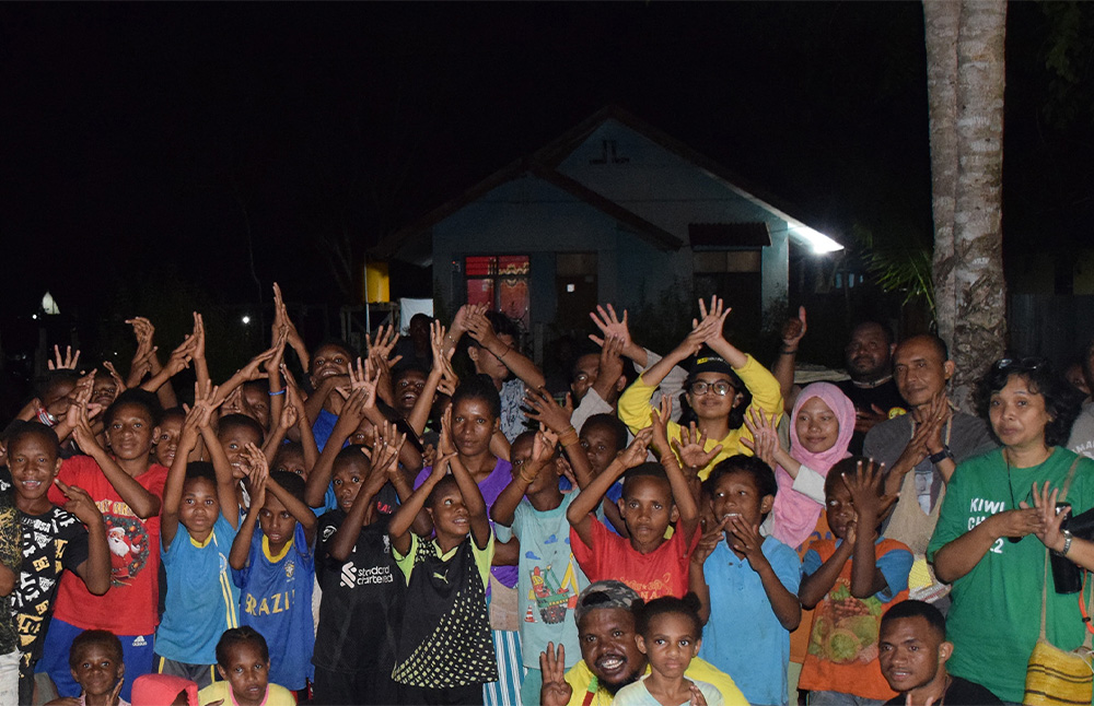 Nokeners in Merauke donate a rubbish bin to the Youth Group Recycling Project in Sokanggo Village led by Daminus Kakerok or usually called Uncle Roda Tiga to promote environmental protection and cleanliness in the neighborhood.