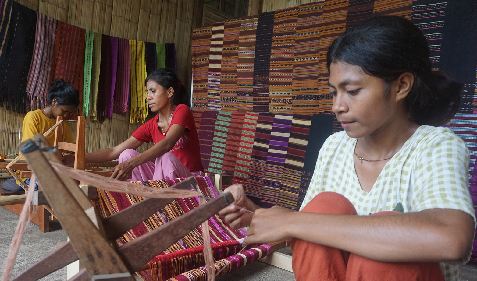 Youth learn the art of ikat weaving under the guidance of Mariana Tuto Demon, founder of Rumah Tenuh Milenial in Gayak Village, Ile Boleng, East Flores, East Nusa Tenggara. (Photo by Shinta Maharani)